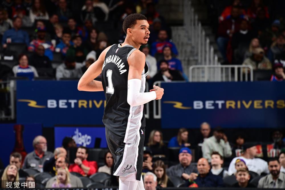 他们通过坚 他们通过坚